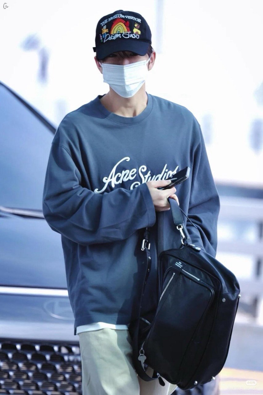 아*네스튜디오 엠보 로고 롱슬리브 티셔츠(블루 그레이)