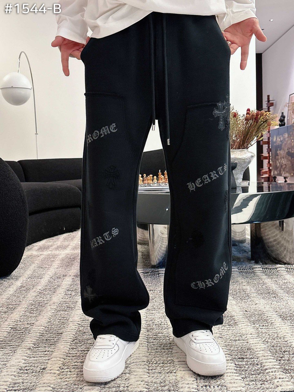 크**츠 레더 패치 코튼 와이드 스웻 팬츠(블랙).유